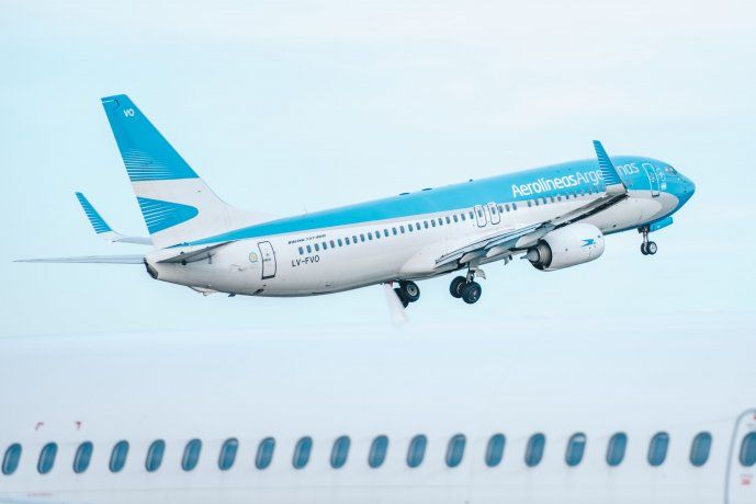 Los aviones más eficientes que tiene Aerolíneas Argentinas son los Boeing 737 Max, que permiten reducir un 50% la emisión de gases.