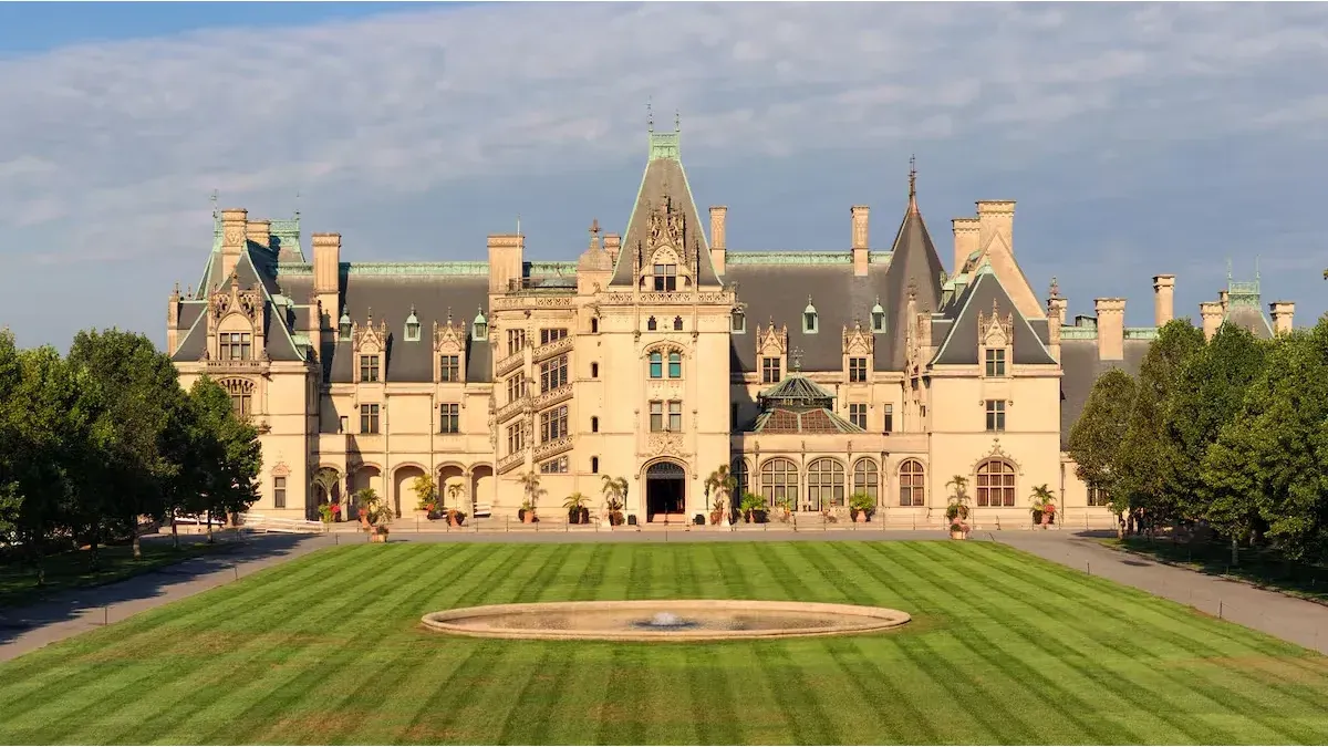It is the largest private luxury mansion in the United States and hides 7 secrets that few know