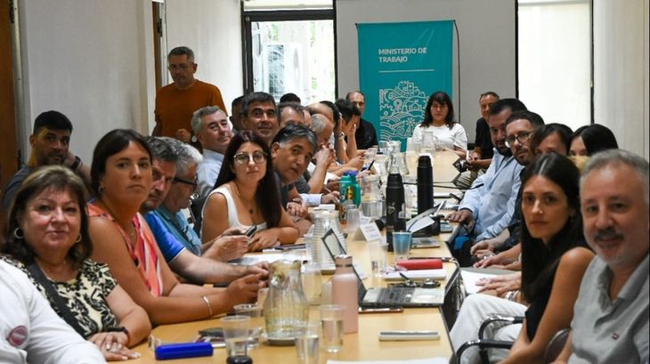 Reunión paritaria con los estatales bonaerenses. Reunión paritaria con los estatales bonaerenses.