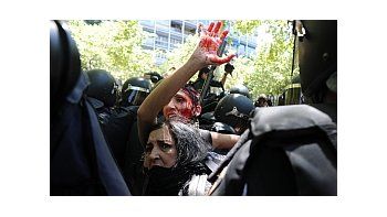 Los manifestantes fueron reprimidos por la Policía cuando reclamaban frente al Ministerio de Industria.