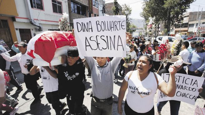 Los manifestantes reclaman la renuncia de la presidenta Dina Boluarte.&nbsp;