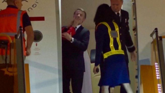 Emmanuel Macron descartó que se tratara de una pelea doméstica, declarando ante los medios de comunicación que solo estaban bromeando, sumando que es algo que realizan como hacemos a menudo.