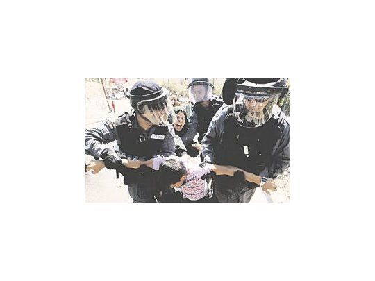 POLÉMICO. Es habitual que niños palestinos participen en protestas antiisraelíes, incluso arrojando piedras. Los que sean detenidos desde ahora por participar en hechos de sangre podrán ir a prisión.