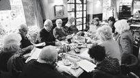 el tiempo perdido. Reunión de personas mayores que leen el vasto clásico literario de Marcel Proust.
