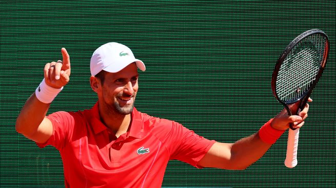 Novak Djokovic ironiza al público que lo abuchea en el Masters 1000 de Montecarlo, donde alcanzó los cuartos de final tras derrotar al italiano Lorenzo Mussetti.