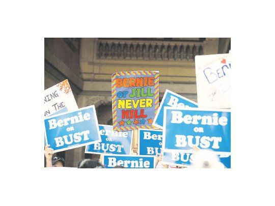 Rechazo.  “Bernie (Sanders) o Jill  (Stein, política del Partido Verde), nunca Hill” Clinton, se leía en los carteles de la Convención.