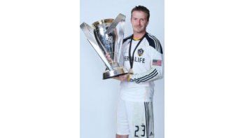 Ganador. David Beckham levanta la copa y se retira del fútbol estadounidense como campeón.