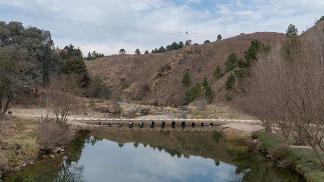 El puente colgante de la localidad es un punto de interés turístico, ideal para fotografías.