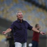 El entrenador está en el ojo de la tormenta tras su abrupta presentación en el club del cual es ídolo. El entrenador está en el ojo de la tormenta tras su abrupta presentación en el club del cual es ídolo.