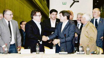 Etapa. Nicanor Duarte Frutos por Paraguay, y Martín Goerling por Argentina consignaron ayer el fin del proceso licitatorio.