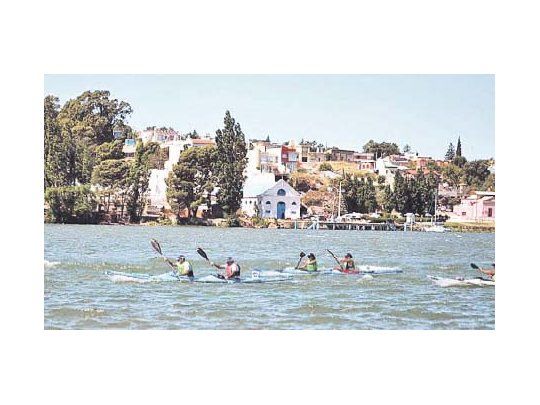 Remar o navegar por el río Negro es un clásico para locales y turistas