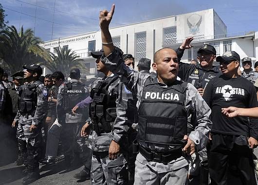 Policías se manifiestasn en las calles contra la decisión del Gobierno de reducir beneficios