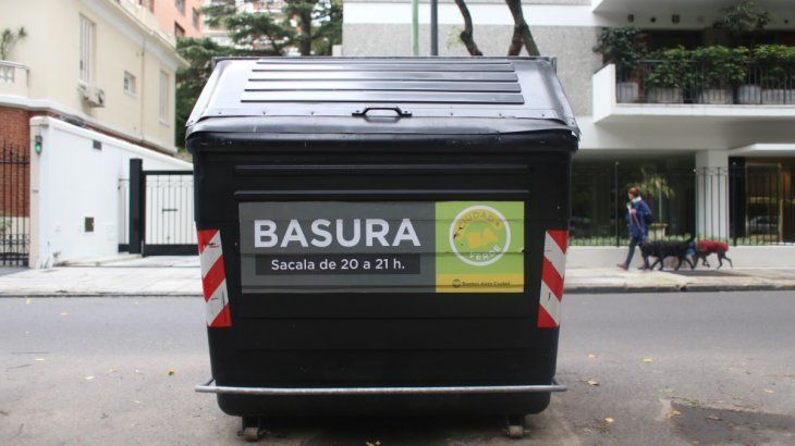 El horario establecido para sacar la basura es de domingos a viernes de 19 a 21.  
