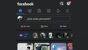 Así se ve el modo oscuro de Facebok en celulares.