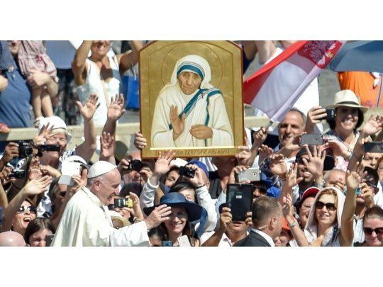 Declaramos y definimos Santa a la beata Teresa de Calcuta y la inscribimos en el árbol de los santos, estableciendo que en toda la Iglesia sea devotamente honrada entre los santos, leyó el Pontífice a las 10.41 de Roma (5.41 de Argentina) para convertirla en la Primera Santa de la historia ganadora del Nobel de la Paz.