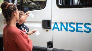 Hay una manera de cobrar lo que ANSES retiene mes a mes de la AUH.