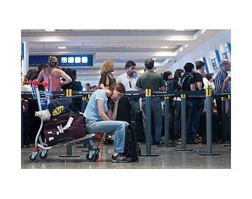 Tras una reunión que no llegó a buen puerto, entre el sindicato de la Empresa Argentina de Navegación Aérea (EANA) y y la Subsecretaria de Trabajo de la Nación, el Gobierno dictará en breve la conciliación obligatoria. Tras una reunión que no llegó a buen puerto, entre el sindicato de la Empresa Argentina de Navegación Aérea (EANA) y y la Subsecretaria de Trabajo de la Nación, el Gobierno dictará en breve la conciliación obligatoria.