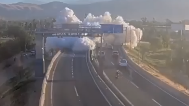 La explosión alcanzó temperaturas de 840 grados y arrasó con 99 vehículos. La zona donde volcó el camión es conocida por su alta siniestralidad.
