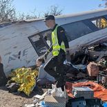 Un gran operativo de emergencia trabaja en el lugar del siniestro tras el descarrilamiento de las formaciones de alta velocidad.