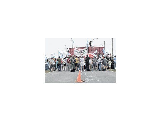 A las 14.05 de ayer, los ambientalistas de Gualeguaychú cruzaron un acoplado sobre la Ruta Internacional 136 reponiendo de esa manera las barricadas en el paso hacia Fray Bentos.