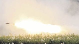 FUEGO. El sistema Himars de lanzacohetes múltiples en funcionamiento, durante unos ejercicios militares. Algunos analistas dicen que podría marcar un punto de inflexión en los combates en Ucrania.