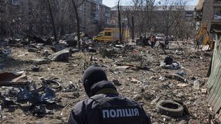 Un socorristas mira la destrucción tras un ataque ruso en Kiev.