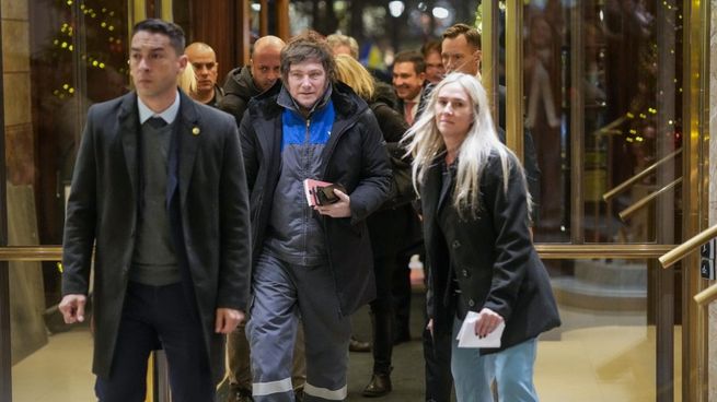 Javier Milei eligió el mameluco de YPF para viajar a Oslo.