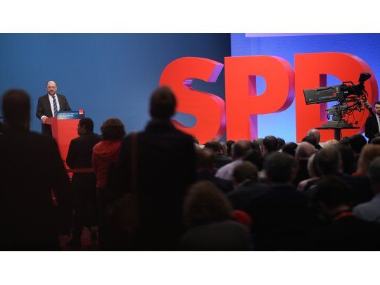 Dividida, la socialdemocracia alemana aprobó negociar una coalición con Merkel