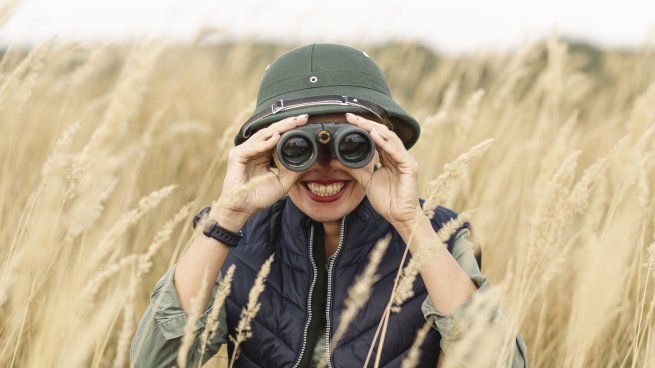 Un detector portátil pensado para la exploración recreativa se integra a salidas al aire libre y despierta interés por la búsqueda de objetos ocultos.