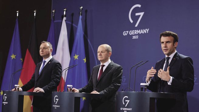 aliados. El presidente francés Emmanuel Macron, en una conferencia de prensa en Berlín junto a su par polaco, Andrzej Duda, y el canciller alemán, Olaf Scholz.