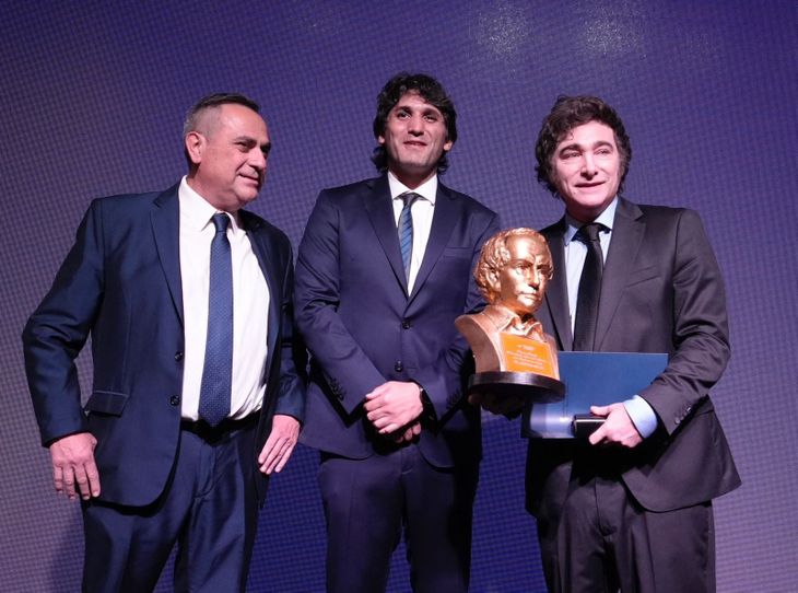 Javier Milei fue condecorado con el premio Juan Bautista Alberdi por la Fundación Federalismo y Libertad, en diciembre de 2024. Javier Milei fue condecorado con el premio Juan Bautista Alberdi por la Fundación Federalismo y Libertad, en diciembre de 2024.