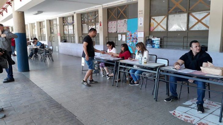 Las elecciones para elegir al sucesor del radical Alfredo Cornejo en la Gobernación comenzaron esta mañana en las 4.120 mesas dispuestas en la provincia.