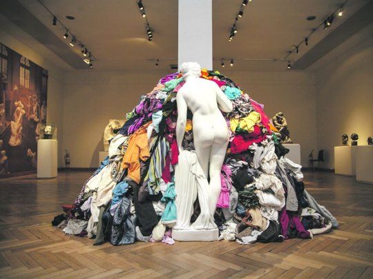 michelangelo pistoletto.Venere degli stracci, instalación en el Museo Nacional de Bellas Artes: la estatua es comprada, la creación artística del artista italiano consiste en rodearla de trapos sucios.