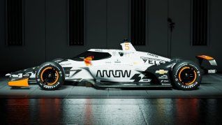 Este año, cada uno de los coches Arrow McLaren irá vestido con su propia decoración para las 500 Millas de Indianápolis.&nbsp;El coche nº 5 de OWard es blanco, con el morro y los laterales negros, pero el icónico color naranja aparece en su dorsal, los retrovisores laterales, los extremos del alerón y el alerón.&nbsp;