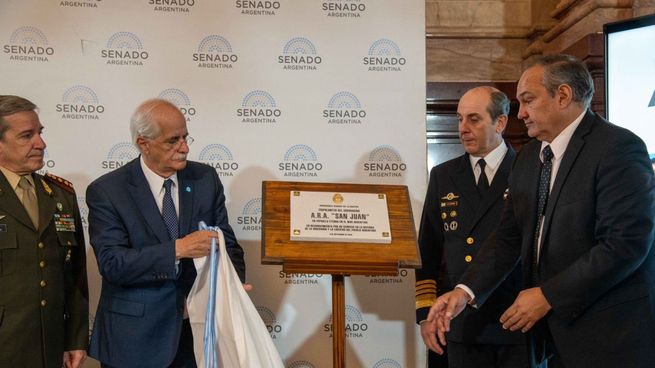 El Senado descubrió una placa en homenaje a los 44 tripulantes del ARA San Juan.