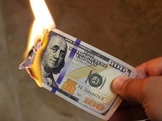 dólar en llamas.jpg