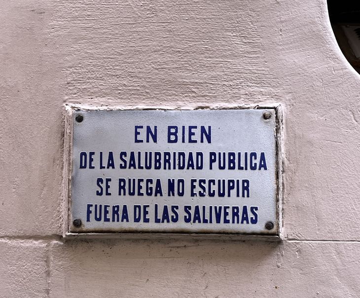Un cartel poco frecuente en otros edificios colectivos, pero que aún perdura en uno de los corredores del Pasaje Santamarina Un cartel poco frecuente en otros edificios colectivos, pero que aún perdura en uno de los corredores del Pasaje Santamarina