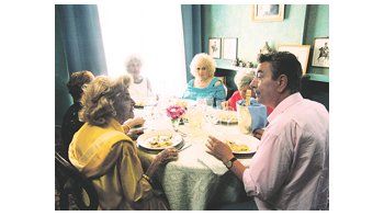 Pintoresco y cálido retrato de cuatro abuelas romanas que coinciden en la casa de un cincuentón.