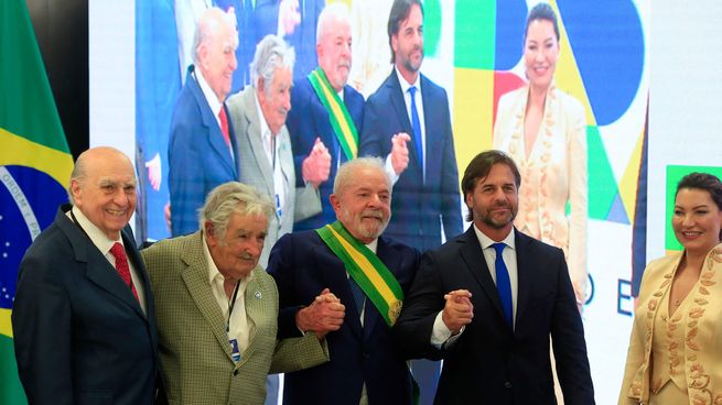 Los expresidentes del Uruguay, Julio María Sanguinetti y José Mujica, el nuevo presidente de Brasil, Luiz Inácio Lula da Silva, y el presidente de la República, Luis Lacalle Pou.