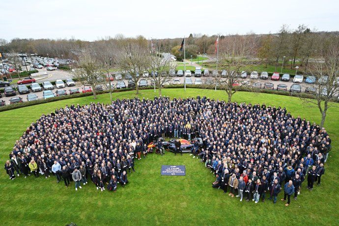 La última foto del año de los integrantes de la escudería de Red Bull para dar cierre a la temporada 2024. ¿Habrá sido también la última de Checo Pérez con el equipo de la bebida energizante?