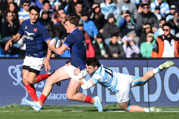 Los rugbiers franceses habrían atacado sexualmente a la joven tras el partido frente a Los Pumas. Los rugbiers franceses habrían atacado sexualmente a la joven tras el partido frente a Los Pumas.