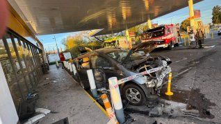 Un Renault Megane ingresó fuera de control al playón de una estación de servicio Shell y embistió a dos personas que caminaban hacia su auto.