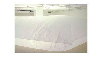 La sorprendente y enigmática instalación del ganador del Currículum Cero 2010, el rosarino David Maggioni, que con su mero estar ahí despierta una marea de interpretaciones en el espectador.
