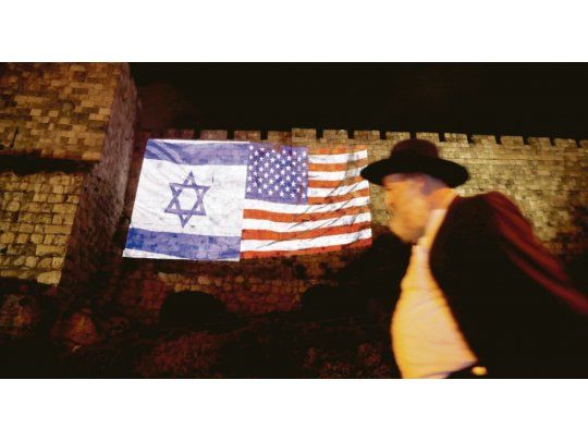 EUFORIA. La Municipalidad de Jerusalén proyectó ayer las banderas de Israel y de Estados Unidos sobre las murallas de la Ciudad Vieja.