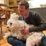 Mark Zuckerberg en su casa de Palo Alto junto a su perro, en una imagen que contrasta con las tensiones que generó su presencia en Crescent Park Mark Zuckerberg en su casa de Palo Alto junto a su perro, en una imagen que contrasta con las tensiones que generó su presencia en Crescent Park