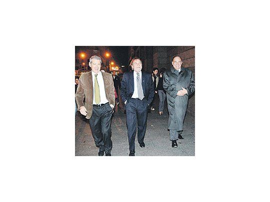 Sonrientes, como si hubieran ganado, se retirabanayer tres de los más conspicuos diputados kirchneristas:Jorge Landau, Alberto Balestrini y José MaríaDíaz Bancalari. También ellos se ruborizaronpor la escasa solvencia del proyecto oficial por AerolíneasArgentinas: se negaron a poner la firma,aunque son el trío que más sonríe con los chistesde Néstor Kirchner.