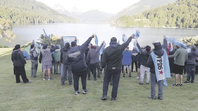 escenario. El dirigente piquetero encabezó un acampe en la orilla de Lago Escondido, frente a la propiedad de Joe Lewis. Pero luego irrumpió violentamente en las instalaciones y por eso será demandando.