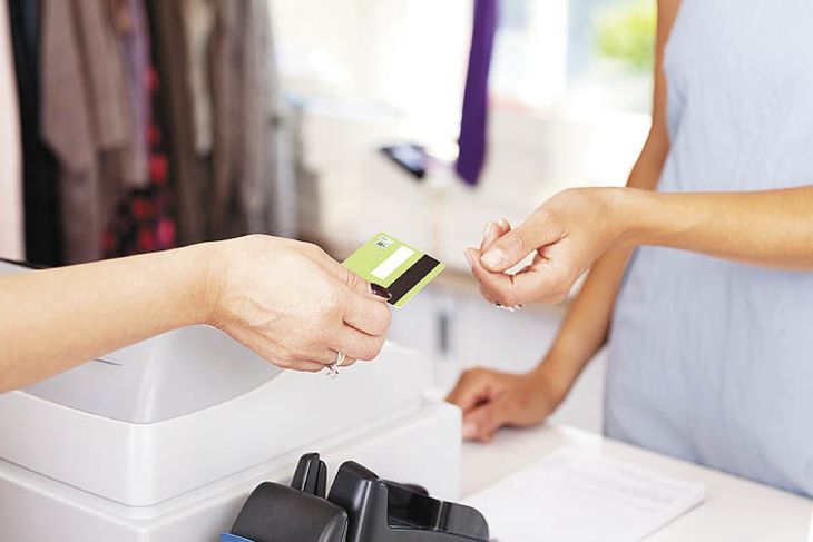 Pagos. Cada vez se usa más la tecnología y tarjetas bancarias para los pagos, lo que deja atrás el efectivo.