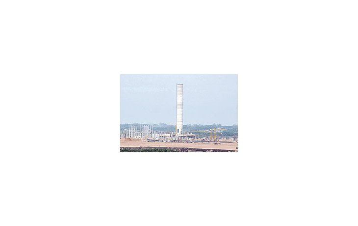ámbito.com | Mañana el tribunal internacional de La Haya dará a conocer su decisión en la demanda queinició la Argentina contra el Uruguay por la construcción de dos plantas de celulosa contaminantesen Fray Bentos, sobre la frontera nacional. En la foto, la chimen