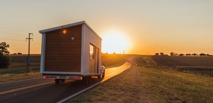 Una vez culminadas al igual que otras viviendas industrializadas se transportan hasta el lugar en donde se instalarán Una vez culminadas al igual que otras viviendas industrializadas se transportan hasta el lugar en donde se instalarán